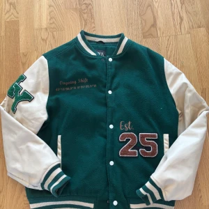 Zara Varsity jacka  - Zara varsity jacka i storlek L. Pris: 350kr
