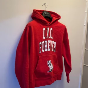 OVO hoodie 2021 collection  - Säljer en röd hoodie från OVO med texten 'O.V.O. FOREVER' och en uggla på framsidan. ORDINARIE PRIS 205usd. Passar m