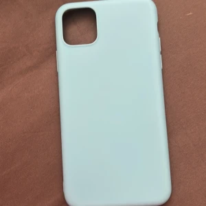 En ljusblåa mobilskal för iPhone 11 PRO Max - Jag har fått en ny mobil så jag ska sälja de gamla mobilskalerna jag hade innan för att de kommer inte till användning.