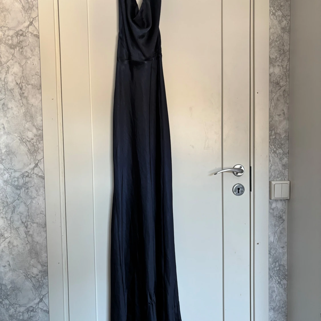 Mörkblå långklänning från Runaway The Label - 2