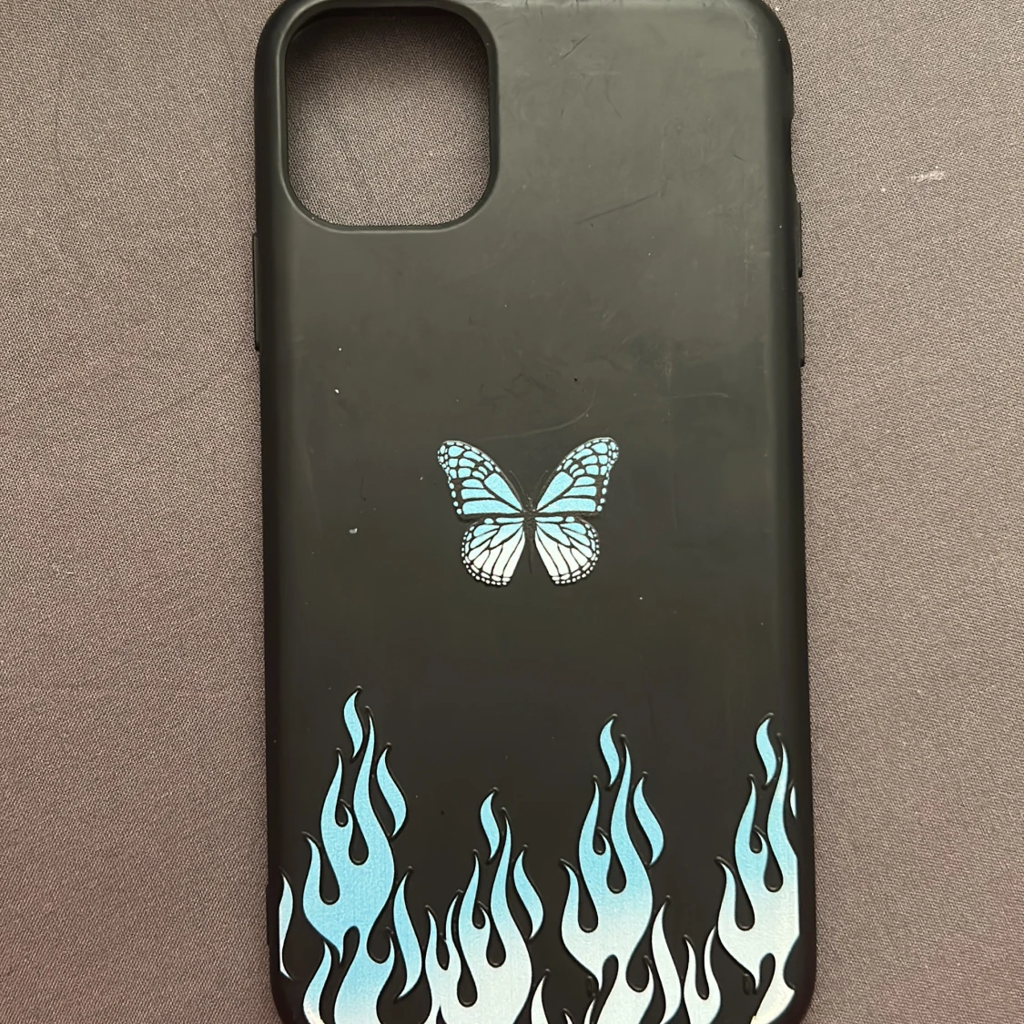 Svart mobilskal med fjäril och flammor (iPhone 11 PRO Max)