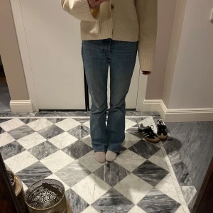 Blå bootcut jeans - Snygga blå bootcut jeans med en klassisk look. Perfekta för en avslappnad stil. De har en normal passform och är tillverkade i jeansmaterial. Är 170 lång, köpare står för frakt❤️