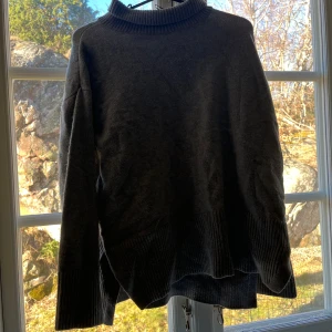 Grå stickad tröja - Säljer nu denna gråa stickade tröja ifrån H&M efter som den nu längre inte kommer till andvändning. Köpte denna för något år sedan och denna har mest legat i garderoben sedan dess. Den är lite ljusare än vad som framkommer på bilderna så skriv ifall ni vill ha fler bilder❤️ skriv även ifall ni har mer frågor🥰