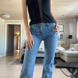 Blå vintage jeans från Max studio (storlek 36) - Säljer ett par klassiska blå jeans. bootcut  passform och midrise. Perfekta för en avslappnad stil. Behövs lappas eller lagas på annat vis (se bild 4) storlek 36, innerbenslängs ca 77 cm