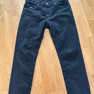 Tommy Hillfiger jeans - Tommy Hillfiger jeans i nyskick. Storlek: 34/32. Pris: 400kr