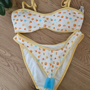 Ny bikini från Dippin' Daisys - Helt ny snygg bikini med blommor och mandarinmönster från Dippin' Daisys, enbart testad. Det är världens skönaste material på bikinin! Ord. Pris 1300 kr för hela setet.