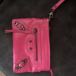 Rosa väska🩷😋 - Så snygg rosa väska😍😍 har både ett långt band man kan ha runt kroppen men även ett mindre så det nästan blir som en clutch. Helt okej skick, med defekter, därav priset🩷ej äkta 