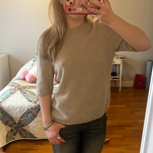Beige kashmir tröja - Säljer en beige kashmir tröja med trekvartsärm! Knappt använd så den är i jättebra skick. Storlek L så den sitter lite oversized på mig som vanligtvis bär S. Tror nypris låg mellan 1000-1300kr. Säljer då jag rensar min garderob.