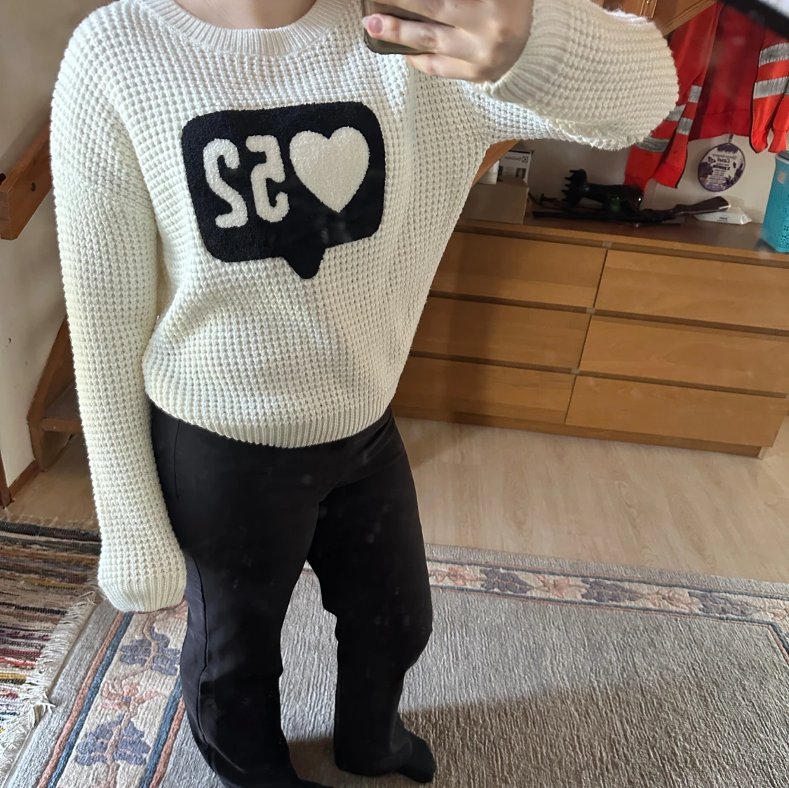 Vit stickad tröja med svart tryck - 2