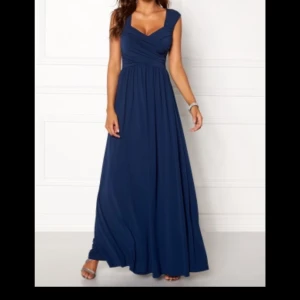 Mörkblå långklänning - Väldigt fin klänning som bara är använd 1 gång. Passar mig med storlek xs/s och är 170