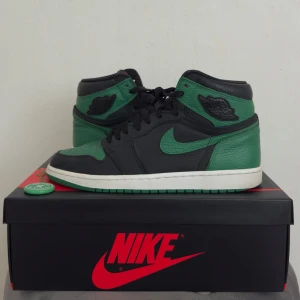 Nike Air Jordan 1 pine green - Äkta Pine green Jordan 1 använda men jättebra skick har vårdat väl. Köpt på stockx köpbevis finns. Perfekt till beater skor inga fel. Storlek 44.5. PRIS KAN DISKUTERAS!! Behöver dom sålda snabbt.
