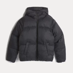 Svart pufferjacka - Säljer en svart/grå pufferjacka med dragkedja från Cubus💓Köpt för 2 månader sen så knappt använd💗 Jackan har en oversized passform och långa ärmar, perfekt för kyliga dagar. Den är stilren och enkel att matcha med olika outfits🤗🤗 skriv om du undrar nått🥰