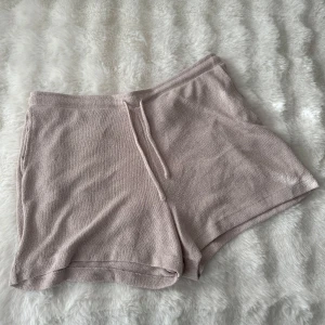 Beige stickade shorts från H&M - Mysiga beige stickade shorts från H&M.💕 De har en bekväm passform med elastisk midja och dragsko för att kunna justera midjan💕oversized passform💕