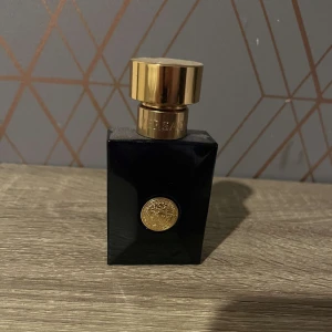 Versace dylan blue - 🔵säljer denna parfymen från versace som är ca 25ml kvar, hör av er vid funderingar 🤝