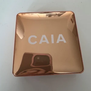 Highlighter från CAIA - Super fin highlighter från CAIA. Fel färg så säljer vidare, endast testad en gång med borste. Den är i färgen SAINT TROPEZ💛