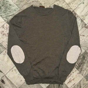 Långärmad från Stenströms - Säljer en långärmad från Stenströms med ljusa armbågslappar. Tröjan har en klassisk rund halsringning och långa ärmar. Den är knappt använd och vill bara bli av med den