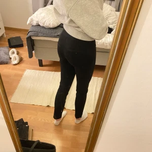 Svarta tajta kostymbyxor - Säljer nu dessa kostymbyxor som blivit för små för mig. Skriv privat för fler bilder eller frågor🫶🏼