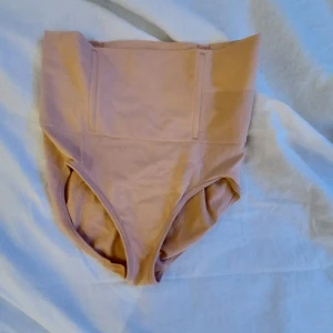 Beige slimwear - Snygg beige slimwear. Perfekt för att få en lite mera snatched midja. Tillverkad i ett mjukt och bekvämt material som ger en skön passform.