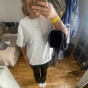 Grå kortärmad tröja  - Tröja från Zara i storlek m