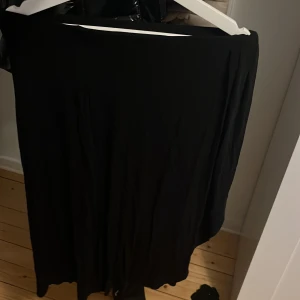 Svart långkjol - Elegant svart långkjol perfekt för en stilren look. Kjolen är ifrån Nelly och storlek S men inga lappar är kvar tyvärr🥰 Mycket bra skick!💕