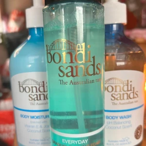 Bondi Sands Body Kit Lyx! - Bondi Sands "Coconut Scent" Body Wash 500 ml & Body Moisturiser 500 ml i praktiska pumpflaskor. Bondi Sands Moisturizing gradual tanning foam "Cocoa Butter scent". 270 ml. En Velvet tanning mitt från St. Moriz medföljer. Nya och oanvända.