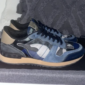 Valentino rockrunner skor - Säljer dessa riktigt feta valentino rockrunner skorna i storlek 41! Sparsamt använda och är i riktigt fint skick. populär färg och perfekt nu till vintern. Nypris runt: 7000kr, mitt pris: 1899! Kontakta mig via funderingar!