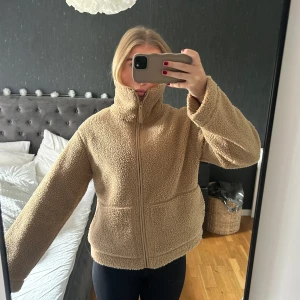 Teddy/pile jacka  - Teddyjacka, nästan helt oanvänd i nyskick💕