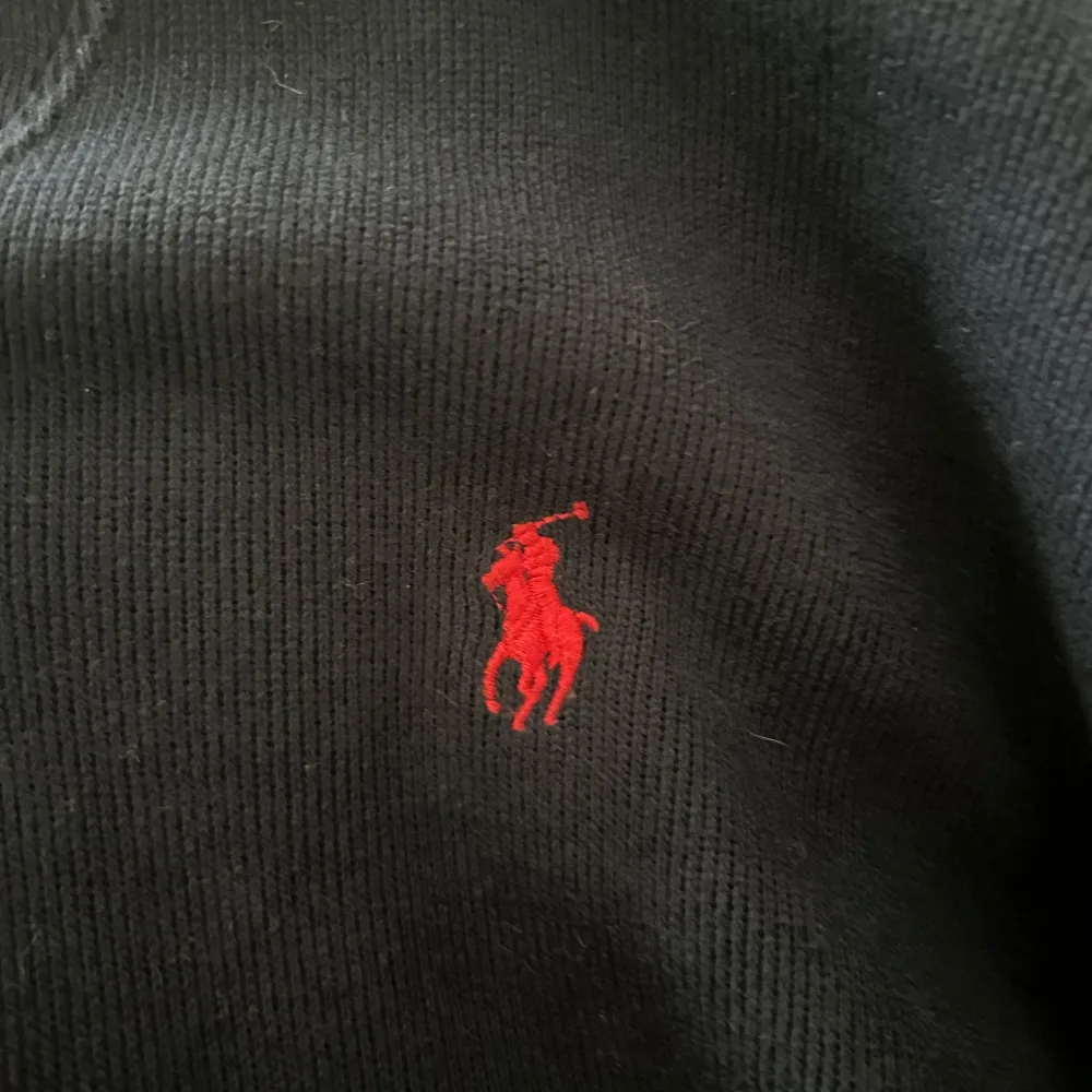 Ralph Lauren Tröja | Skick: 8/10 - Storlek: M - Nypris: 1800 - Vårt pris: 349 - Skriv för mer frågor eller funderingar och kolla gärna in liknande plagg i min profil . Hoodies.