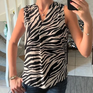 Blus - Tyvärr är lappen borta så vet inte vart den är ifrån eller storlek men skulle säga stl S🤍