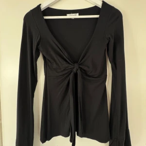 Svart topp - Säljer denna super snygga toppen från design by si, helt oanvänd!!💕