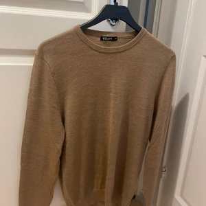 Fin Tiger of Sweden tröja Strl M - Säljer en nästan oanvänd Tiger of Sweden tröja, strl M  Färg brun/beige