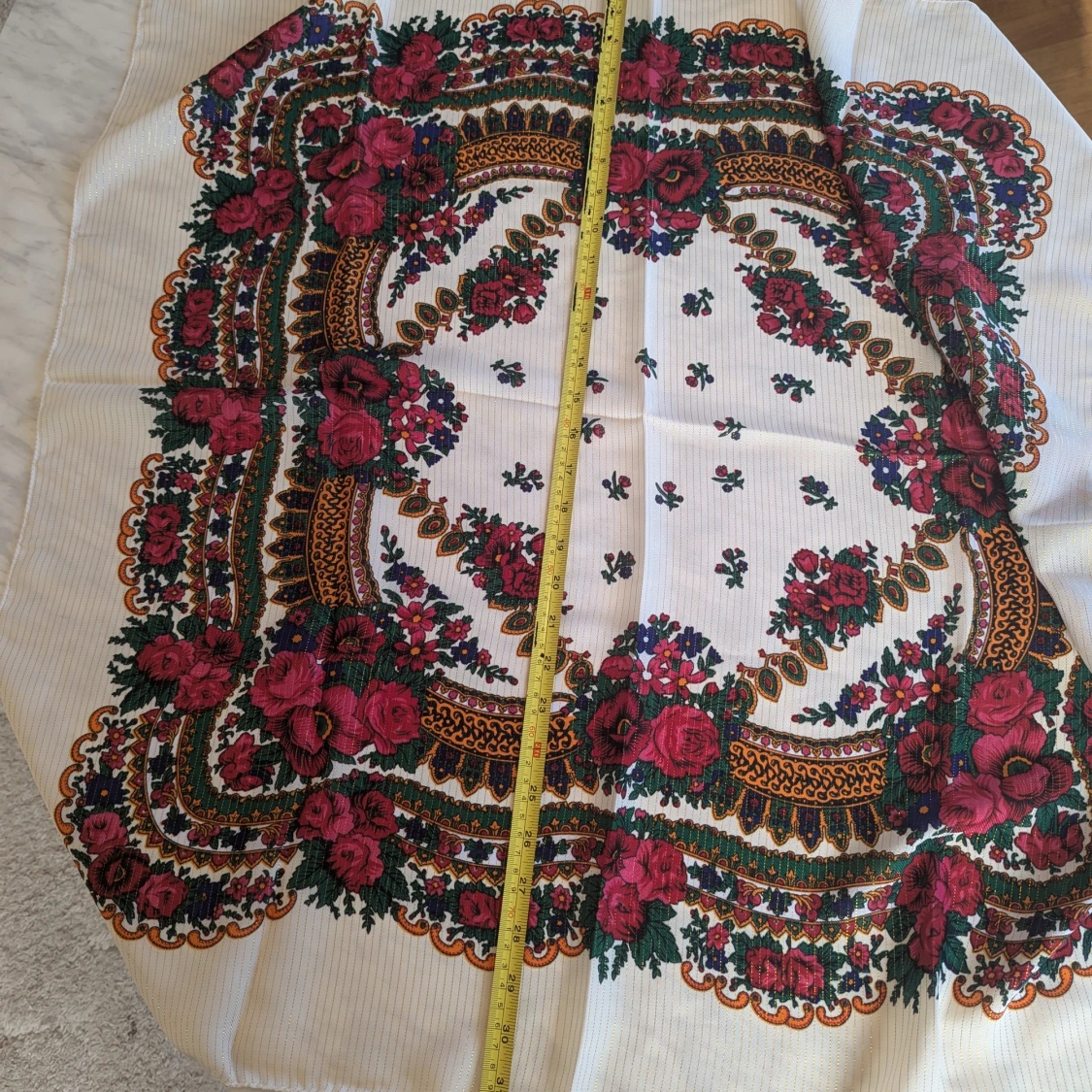 Blommig sjal i vitt och rött - 92