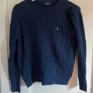 Mörkblå stickad tröja från Gant - Säljer gant tröja för den blivit för liten. Inga defekter och fraktas snabbt. Passar runt 170.  Pris inte hugget i sten🤩