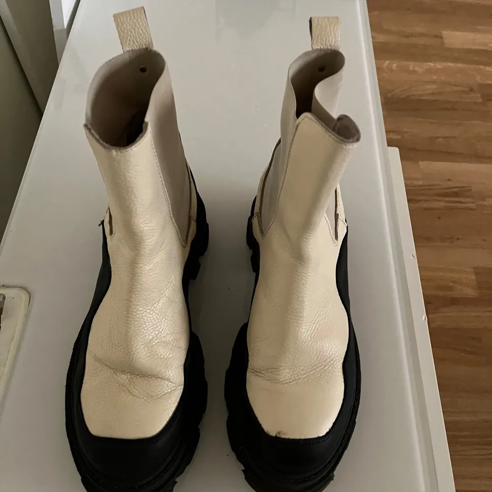 Steve Madden strl 40. Chelsea boots modell Merilyn.  Knappt använda, passade inte mina fötter. Nypris 1600kr. Skor.