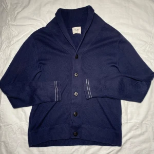 NN07 Cardigan - Riktigt fet Cardigan från NN07 i bomull & Cashmere. Otroligt bra skick. Nypris: 1600 kr. Stilavd pris: 399 kr. Lappen har lossnat i ena hörnet, därav priset! Hör av dig vid frågor🤝