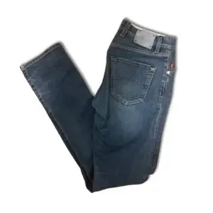 Tja, säljer nu mina tramarossa jeans i storlek 31 i den populära modellen Leonardo. Säljer för endast 549kr, ny pris ligger på runt 4500kr. Grymt skick utan några defeketer. Skriv vid minsta lilla fundering! Priset är ej hugget i stenen