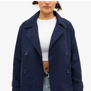 Monki jacka - Säljer denna mörkblåa korta kappan från monki, trenchcoat liknande. Fint skick 😊