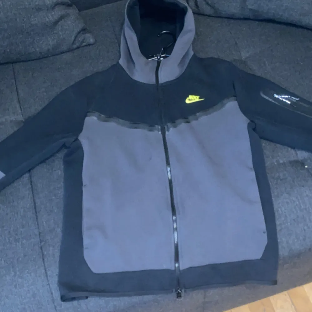 Nike tech fleece använd fåtal gånger säljes på grund av att den inte riktigt är min stil skicket är 9/10. Frakten ingår i priset som jag har satt.. Hoodies.