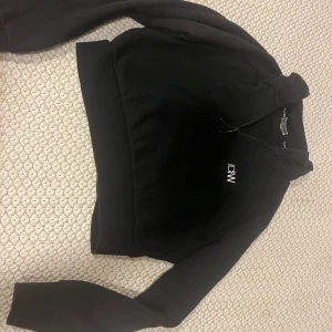 Tjockare träningströja ICIW - Säljes en träningsjumper som man kan ha över sin träningströja. Säljes pga ingen användning. väldigt snygg passform 💓