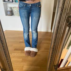 Så snygga jeans från Disel med slitningar!lågmidjade! Midjemåttet: 38cm  Innebenslängden: 74cm