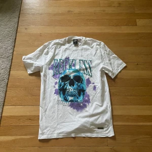 Blacksquad Reckless T Shirt - S, stor i storleken. Så har du M så kommer den sitta riktigt bra, har du S och gillar lite större t shirtar så kommer den vara perfekt. Den passar dig som är ca 175. Skriv till mig vid minsta fundering eller intresse. 