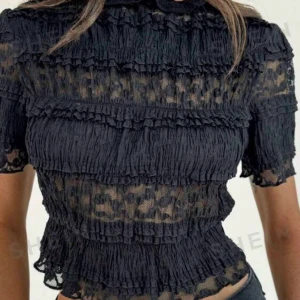 Spets topp - Jättefin spets topp. Använd ca 2 gånger. Passar perfekt till middag eller fest🥂🤍Storlek M men sitter som en S.