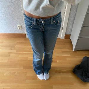 Miss me jeans - Säljer mina ass snygga miss me jeans då jag behöver pengar. Gjort de Lågmidjade själv och jag är 168💗 skriv för fler frågor!