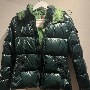 Moncler jacka - Storlek 1 (small) men liten i storleken. 