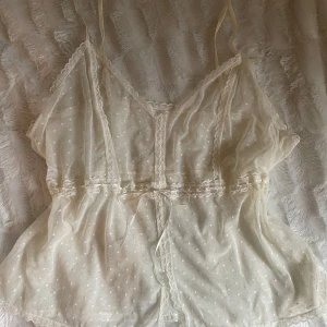 Spets linne - Så fint vintage linne med spets detaljer och rosett knytning i midjan🎀 köpt second hand och tyvärr inga lappar så storlek kan vara allt ifrån xs-m beroende på hur man stylar det🥰