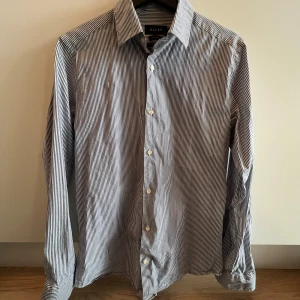 Riley, skjorta - En skjorta från Riley köpt på Brothers. Skjortan har passformen super slim fit.  Storlek M.