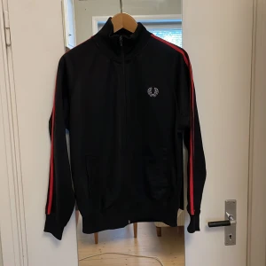 Fred Perry tröja - Storlek S. Bra skick.