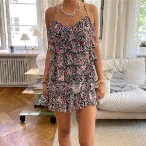 Volangklänning - Skitsnygg unik klänning, inte mina bilder💞🌸🌸