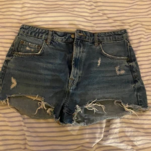 Jeansshorts  - Högmidjade jeansshorts från Zara 