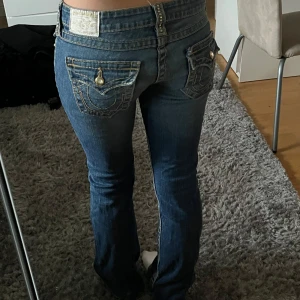 True religion Jeans - Lågmidjade true religion jeans i storlek 26. Passar bra på mig som är 167